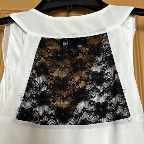 Nice white and lace top - Picture 4 of 4